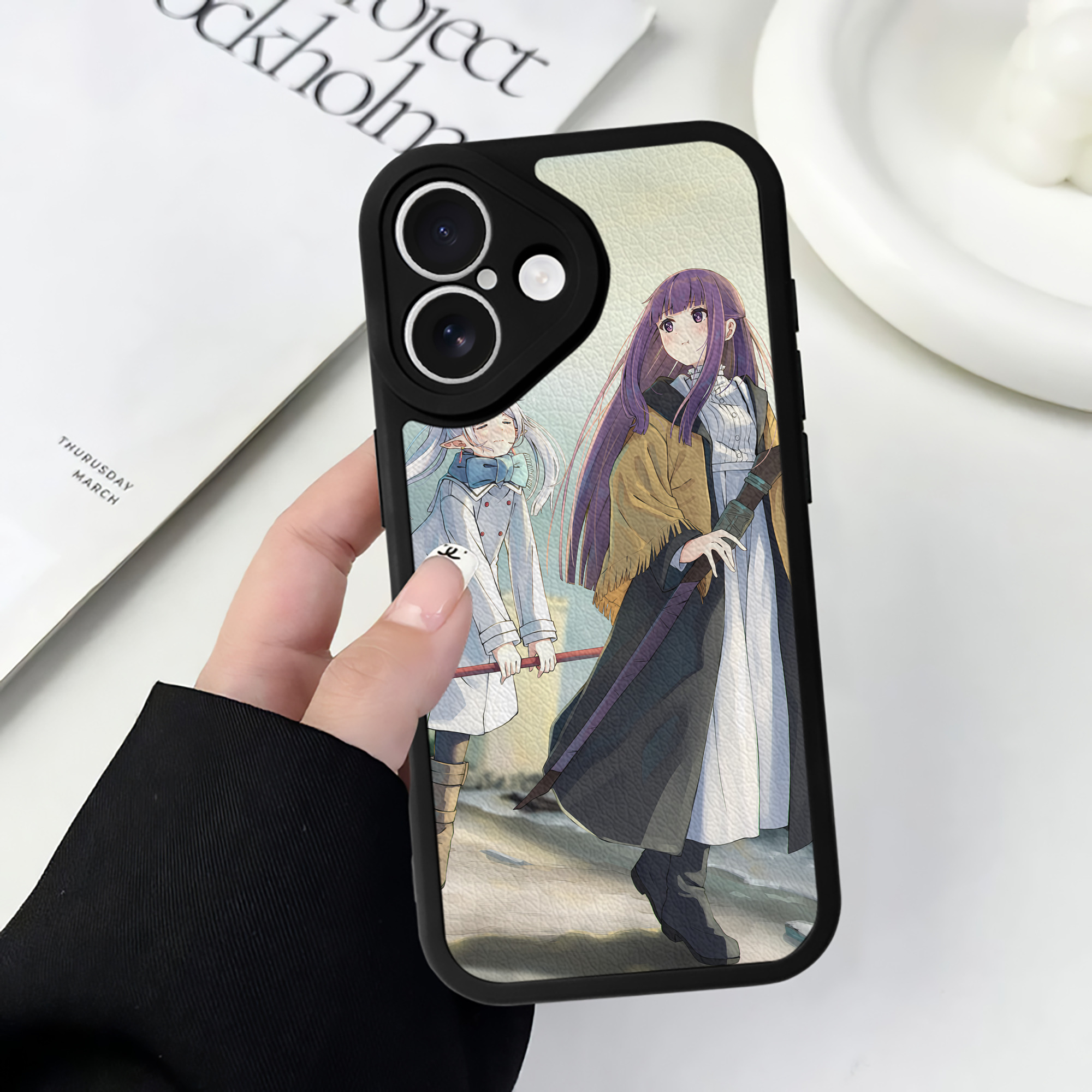 （画像用） 葬送のフリーレン Frieren 【iPhone 16シリーズ対応】シリコンスマホケース（レザー調） 材質：シリコン